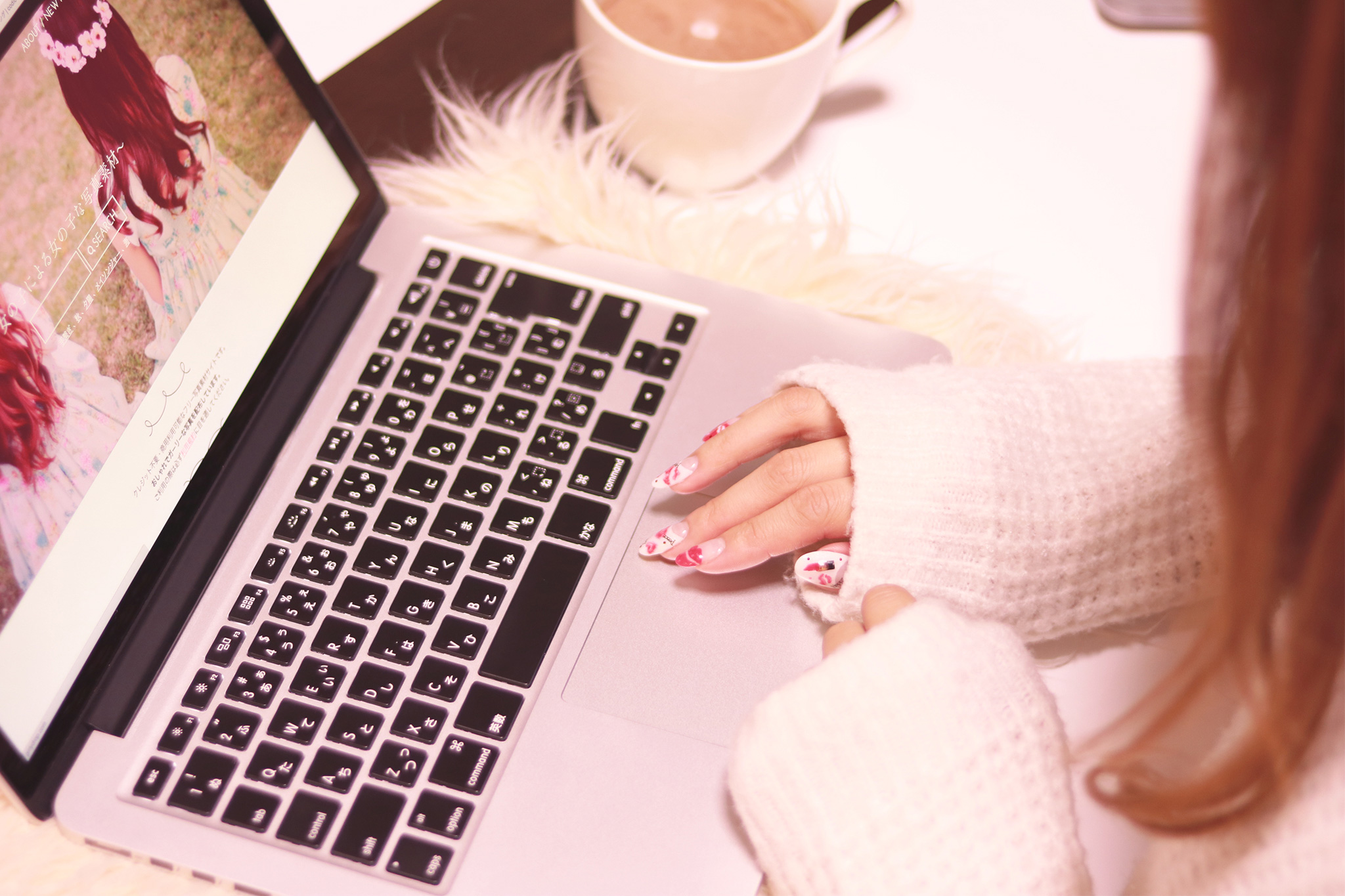 パソコンでチャットをしているイメージ画像